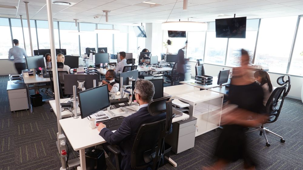 Angajatii romani comunica usor cu colegii lor si prefera echipele multigenerationale