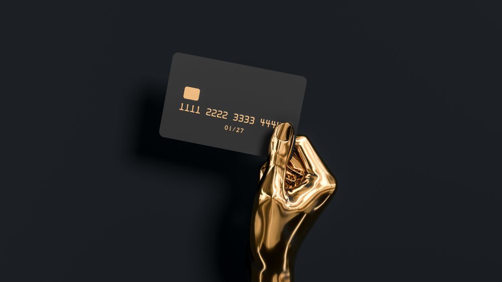 Cardurile premium. Cât costă un card "de bogați" și ce avantaje ai: bancher personal, acces în lounge-ul aeroportului și asigurare de viață