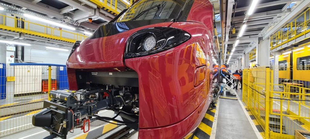 GALERIE FOTO Cum arată primul tren electric nou cumpărat de România după mai bine de 40 de ani - Imagine 5