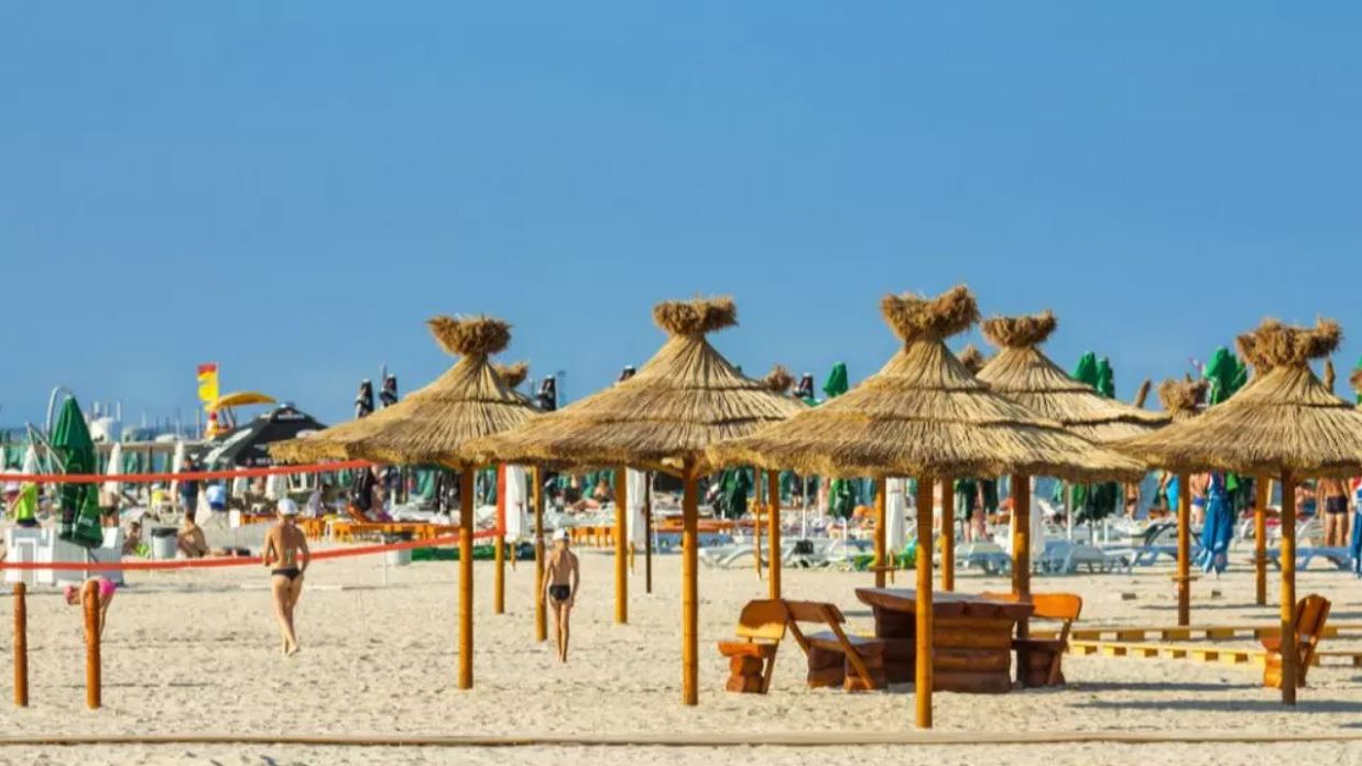 Reduceri la vacanțele pe litoral în 2025: De la cât pornesc prețurile pentru o noapte de cazare
