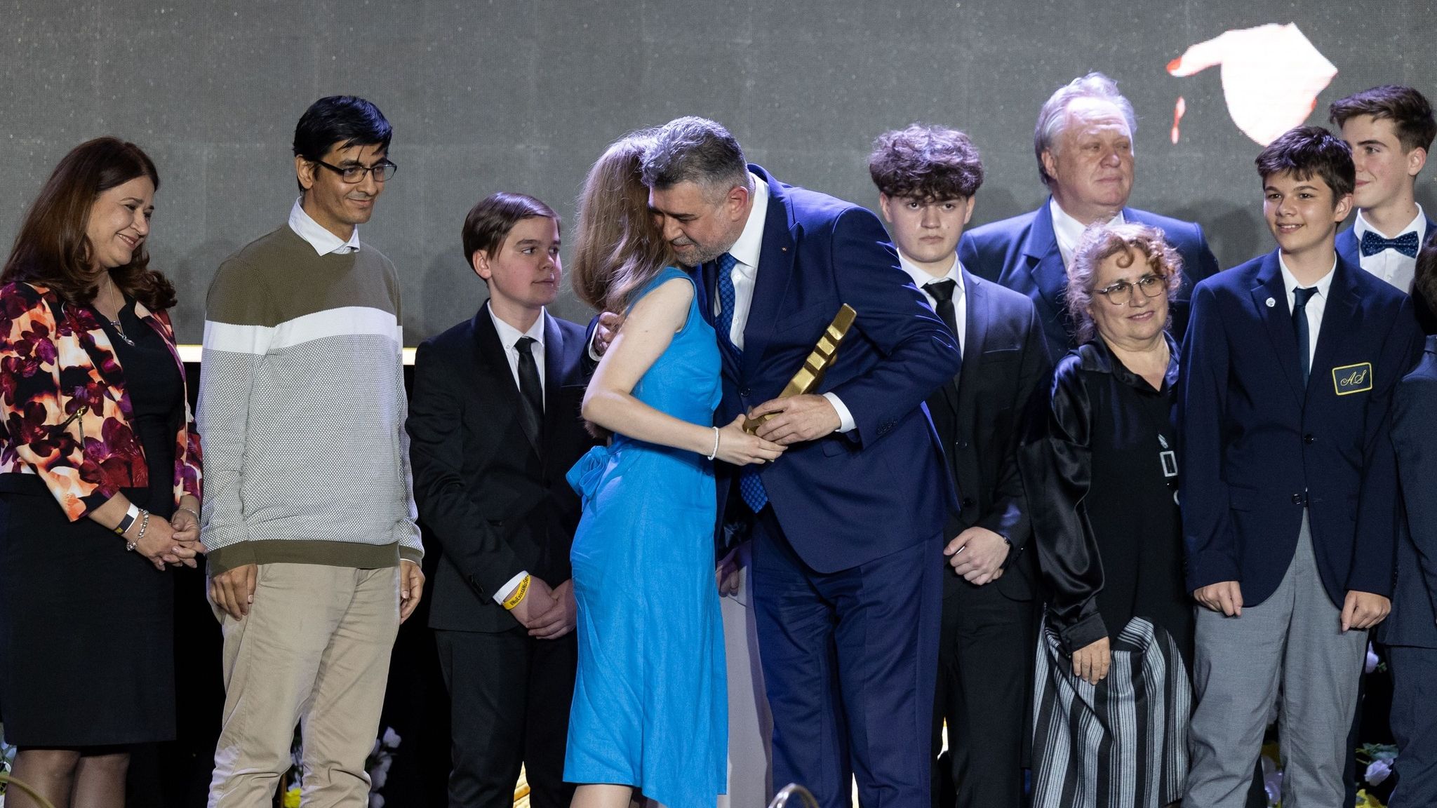 Ciolacu: Copiii noştri au rupt scena la concursul NASA. Șeful PSD se pozează cu elevii chiar dacă educația este prost finanțată în România