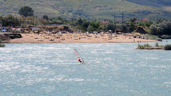 VIDEO Cum arata Plaja Ghioroc, supranumita "Litoralul Vestului", unde vin mii de turisti din Romania si Ungaria