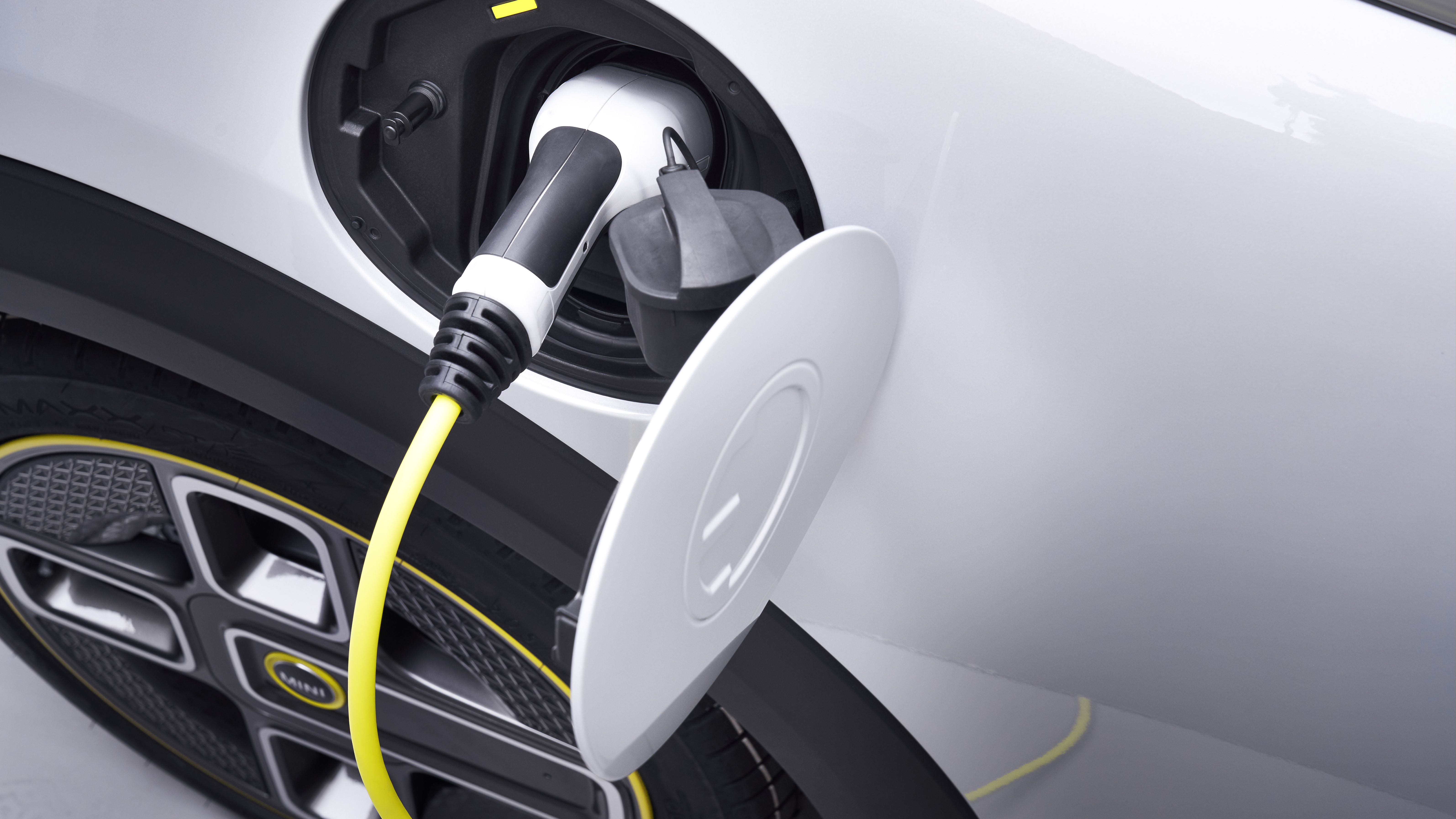 Analiză: Creșterea prețului la benzină și motorină ar putea să-i facă pe clienți să cumpere mașini electrice chiar și fără Rabla