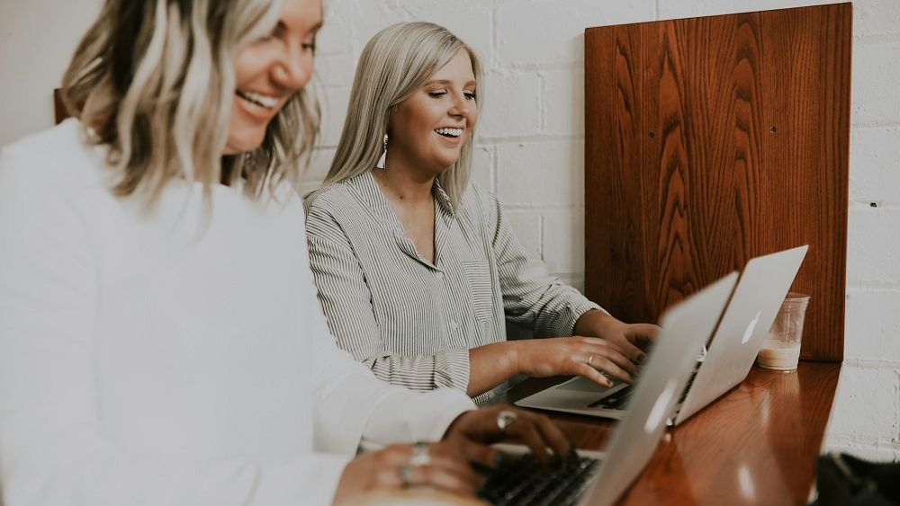 Companiile din România oferă angajatelor tichete-cadou de până la 300 de lei, de 8 Martie