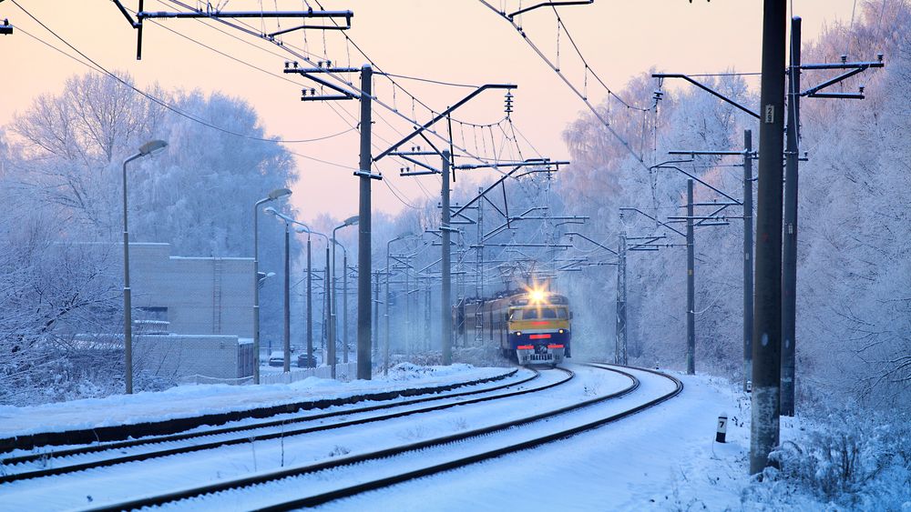 UPDATE Hunedoara: Doua vagoane in care se aflau 20 de calatori au deraiat; o persoana a fost ranita