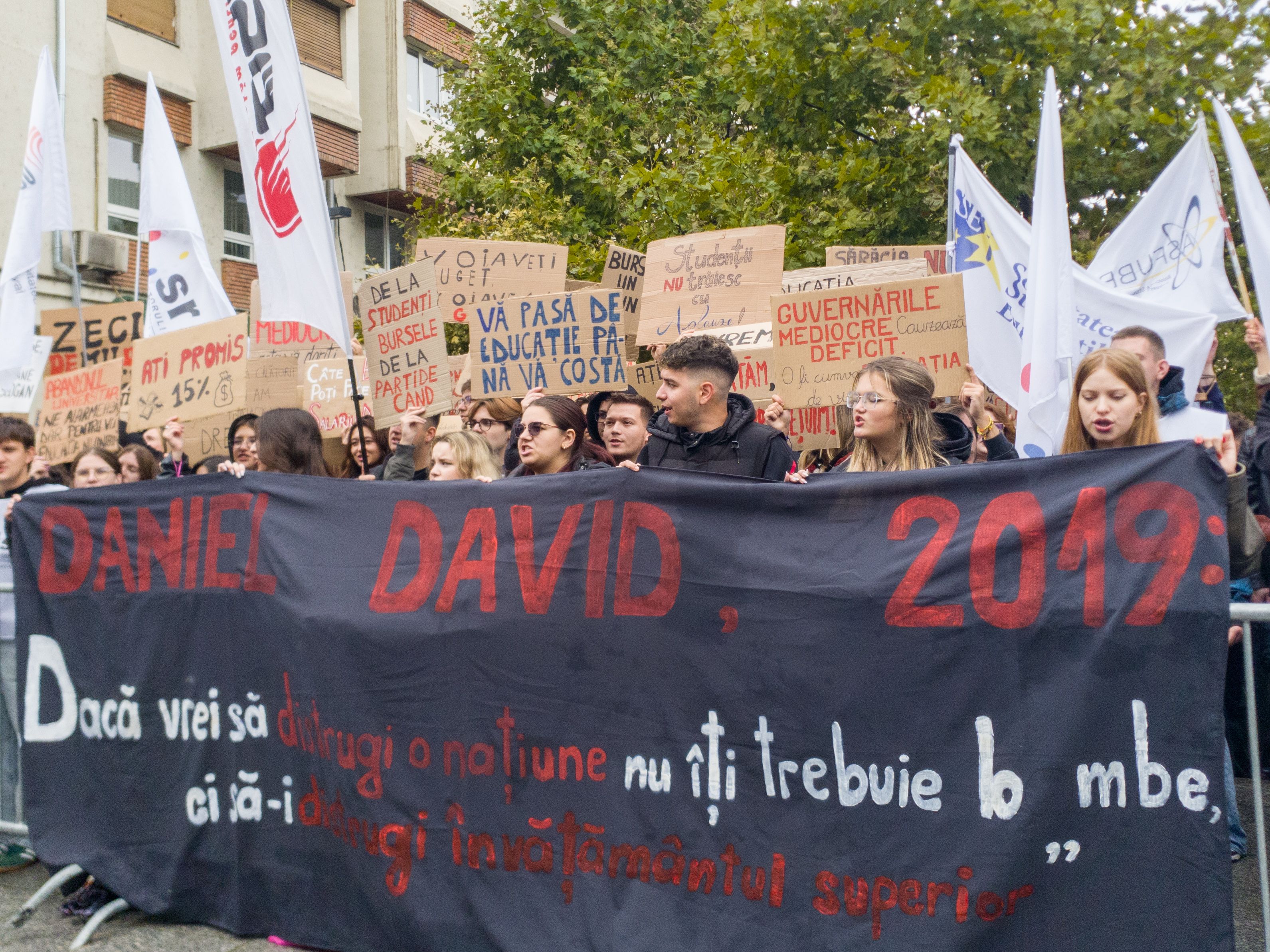 FOTO: Proteste ale studenților în mai multe orașe din țară, înainte de începerea anului universitar - Poza 1