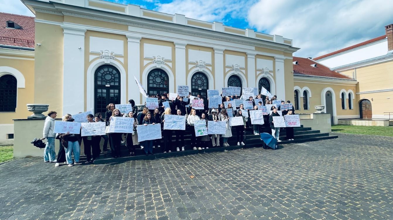 FOTO: Proteste ale studenților în mai multe orașe din țară, înainte de începerea anului universitar - Poza 8
