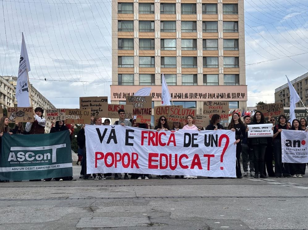 FOTO: Proteste ale studenților în mai multe orașe din țară, înainte de începerea anului universitar - Poza 5