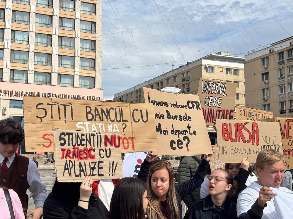 FOTO: Proteste ale studenților în mai multe orașe din țară, înainte de începerea anului universitar - Poza 7