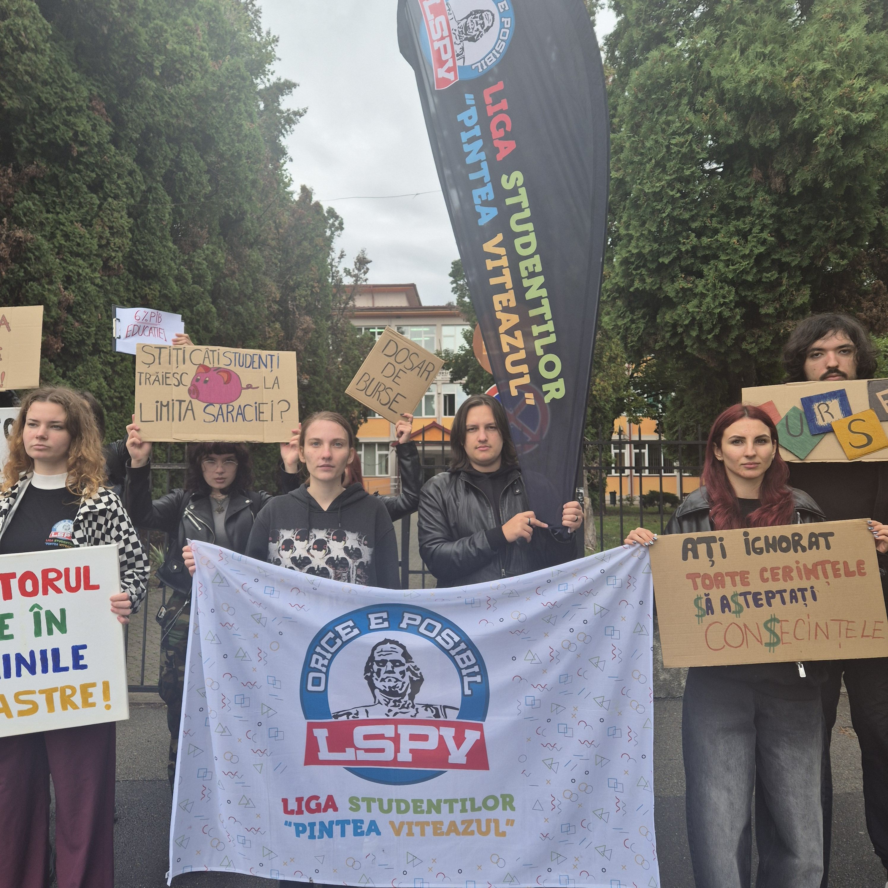 FOTO: Proteste ale studenților în mai multe orașe din țară, înainte de începerea anului universitar - Poza 6