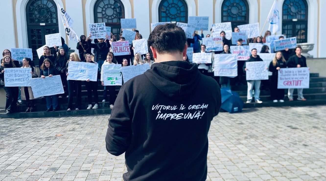 FOTO: Proteste ale studenților în mai multe orașe din țară, înainte de începerea anului universitar - Poza 4