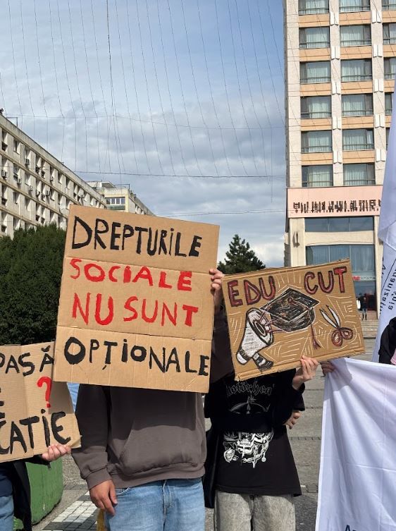 FOTO: Proteste ale studenților în mai multe orașe din țară, înainte de începerea anului universitar - Poza 2