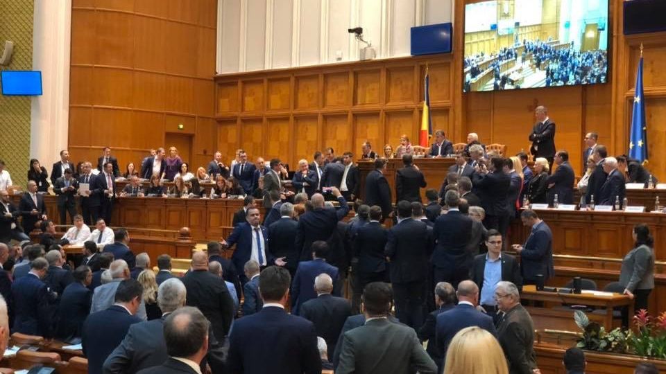 A inceput votul pe motiunea de cenzura. Va trece?