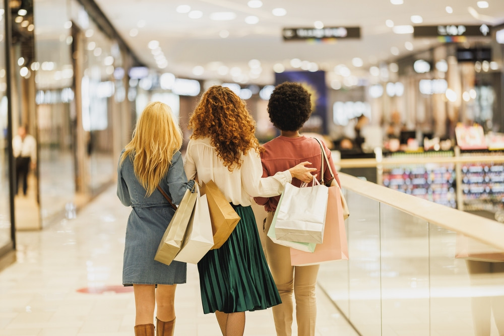 Cât cheltuie românii la o vizită în mall: cheltuielile au crescut peste rata inflației în ultimii doi ani
