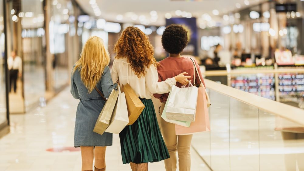 Cât cheltuie românii la o vizită în mall: cheltuielile au crescut peste rata inflației în ultimii doi ani