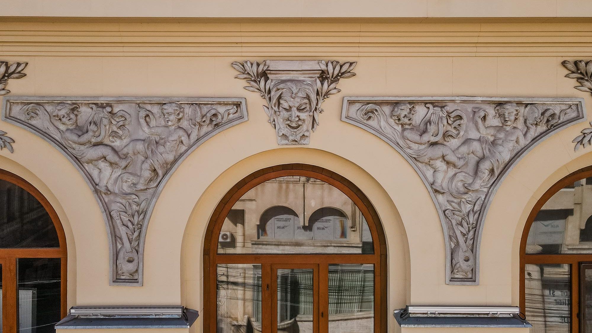 GALERIE FOTO | Se vinde unul dintre cele mai elegante teatre din România
