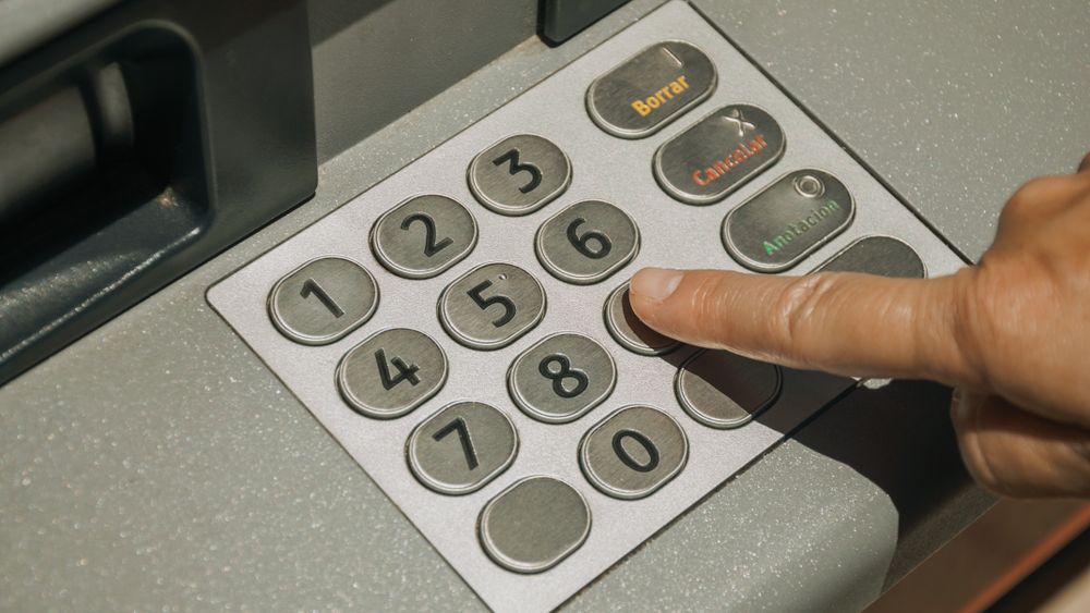 Grecia vrea să-și protejeze cetățenii de comisioanele la ATM: Retragerile de numerar vor fi gratuite