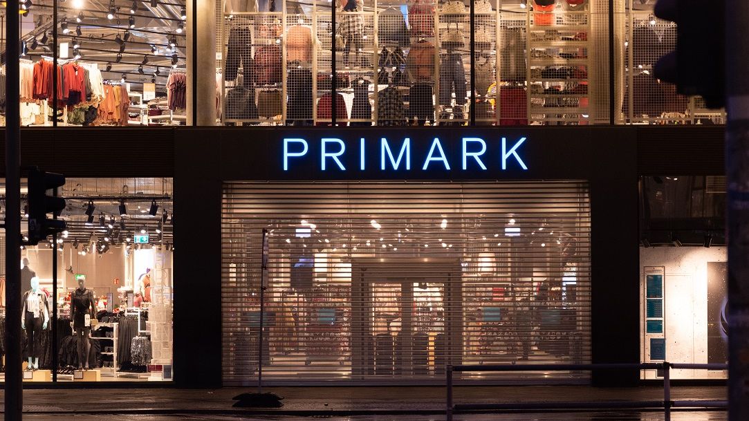 Gigantul AB Foods, care deține Primark, anunță concedieri și scumpiri ale produselor