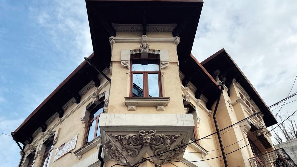 GALERIE FOTO | Vilă interbelică din centrul Capitalei, scoasă la vânzare pentru 1,1 mil. euro