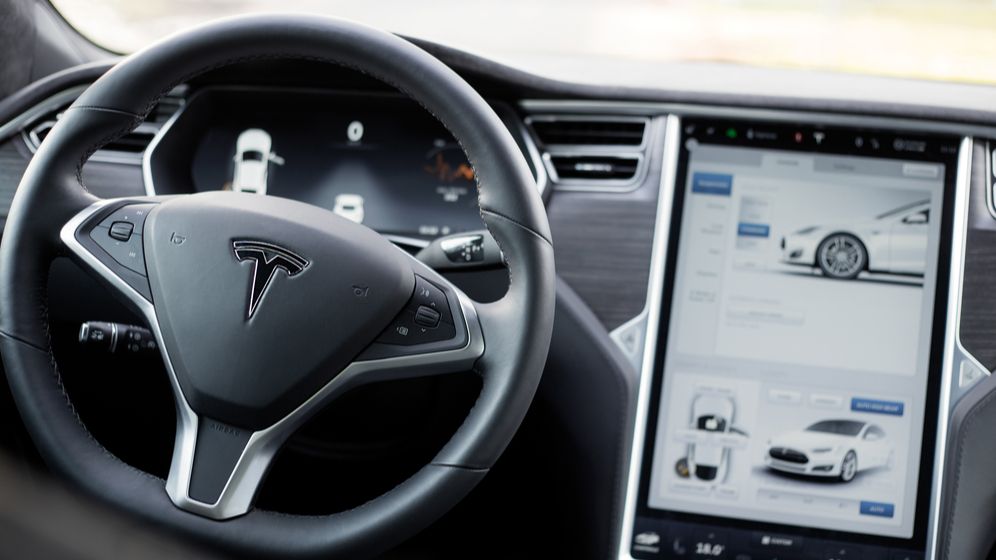 Un update de software la modul Autopilot a provocat haos printre mașinile Tesla. Compania ar putea suporta consecințe