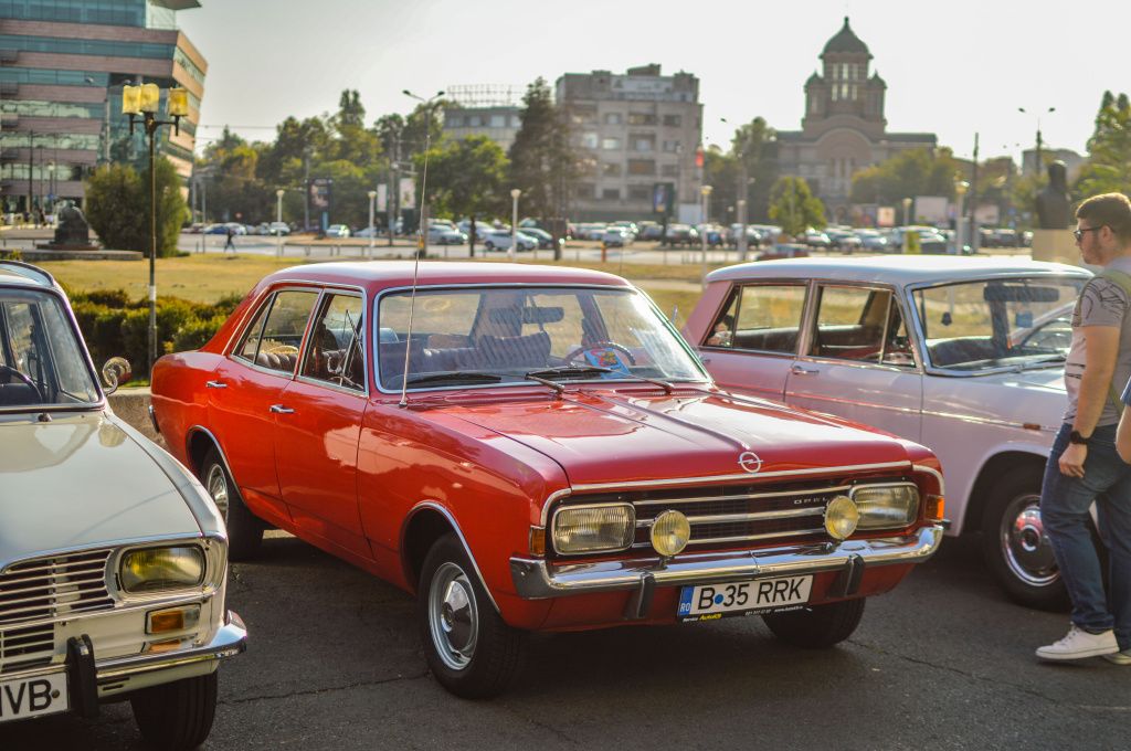 GALERIE FOTO | Mașinile comunismului au făcut baie de mulțime la Operă - Imagine 9