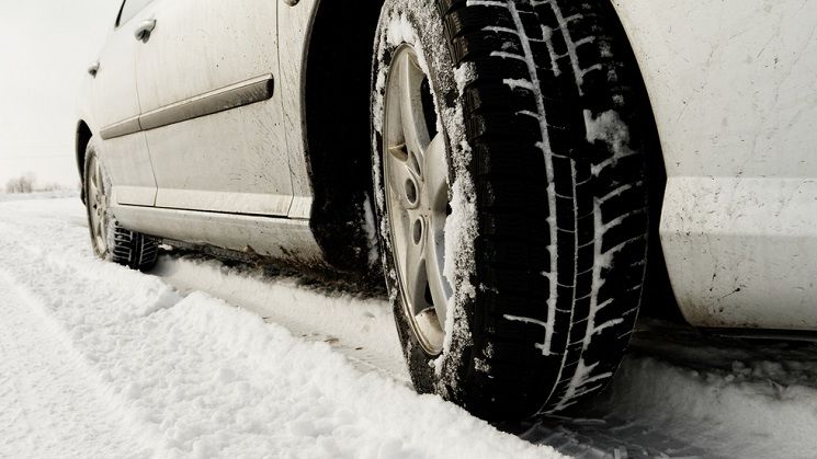 Primele pagube create de viscol in Capitala: tramvaie blocate, copaci cazuti pe masini si acoperisuri smulse