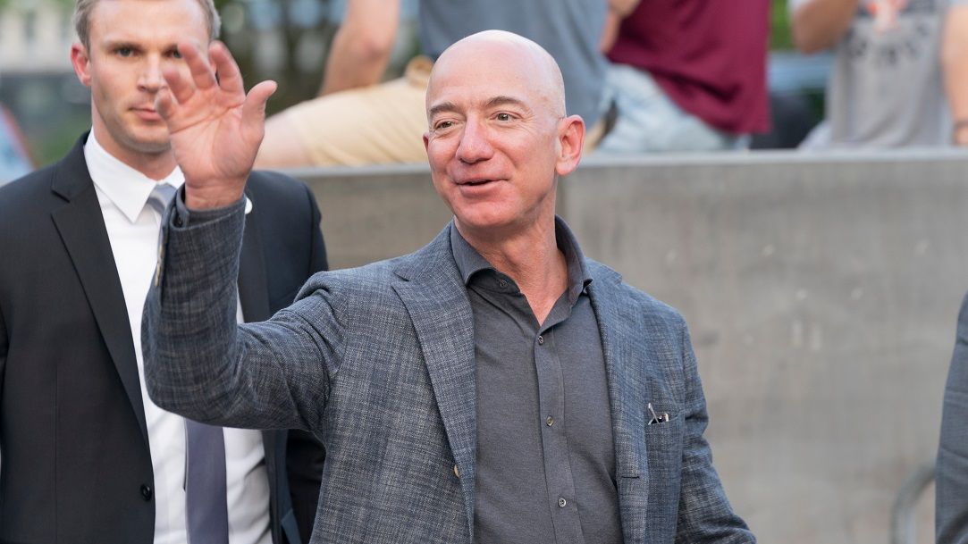 Bătălia Internetului care vine din cer: șeful Amazon merge în spațiu după Elon Musk
