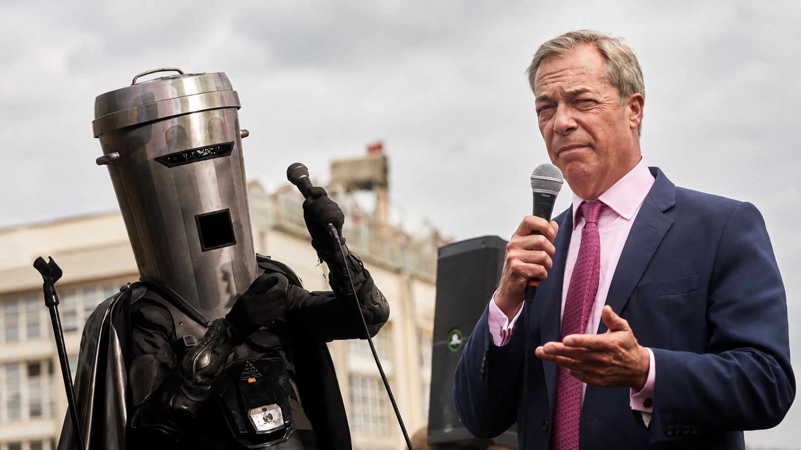 Nigel Farage, politicianul britanic din spatele Brexitului, l-a bătut pe Contele Față de Coș de Gunoi în alegerile pentru un nou mandat