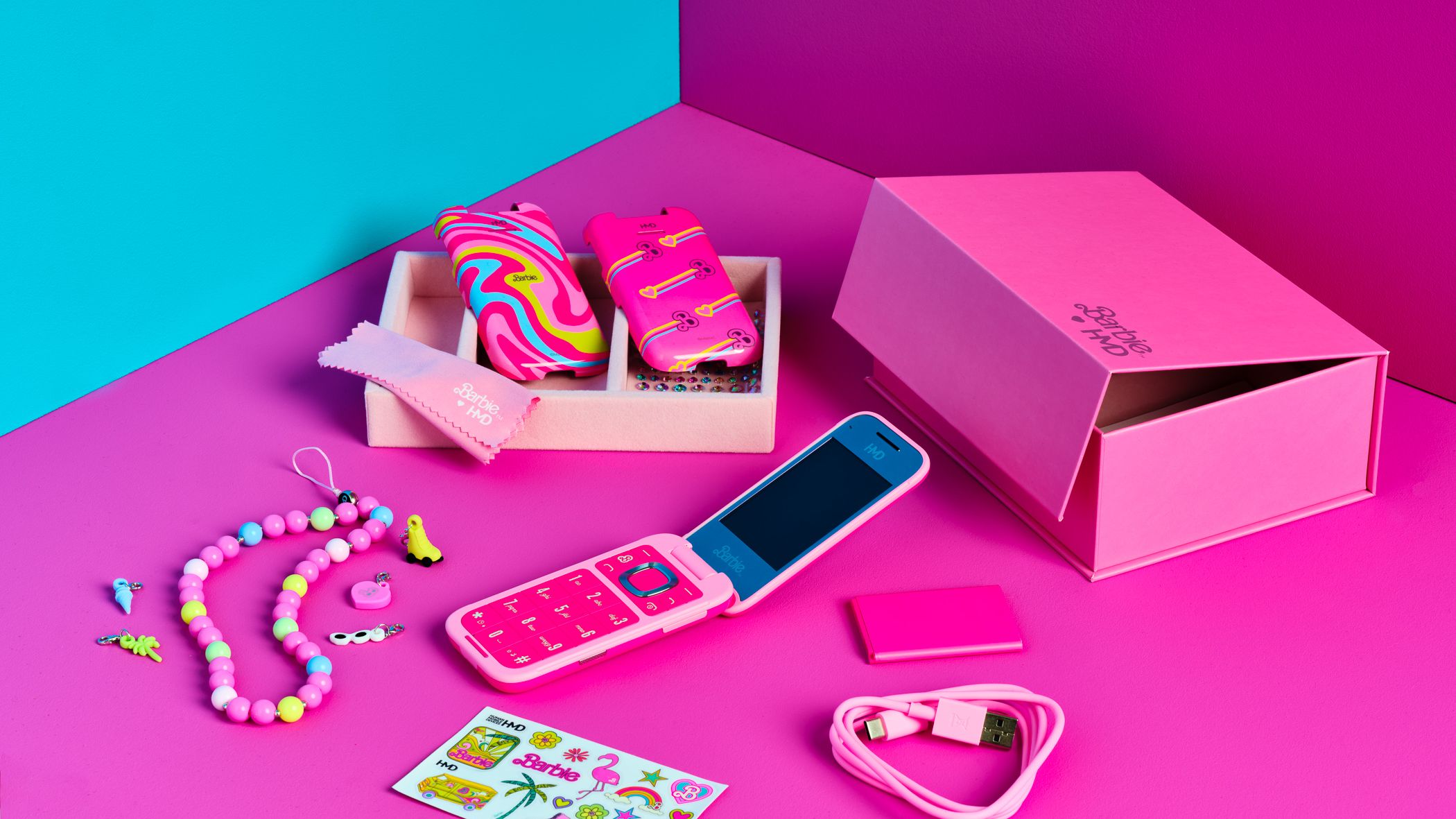 GALERIE FOTO | HMD și Mattel scot pe piață telefonul Barbie, un model retro cu clapetă