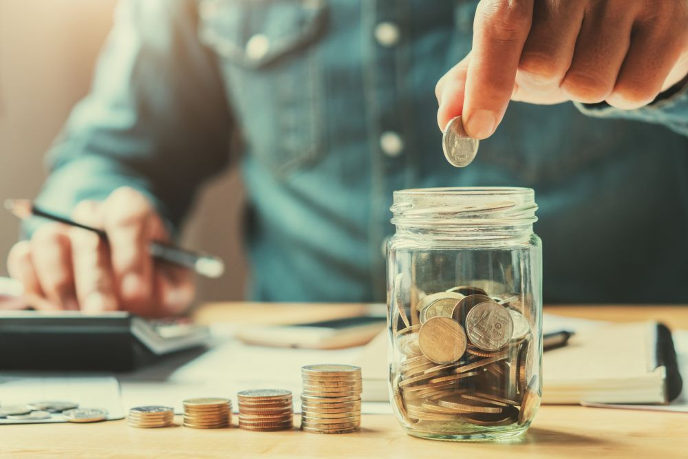 Cont de economii pentru firme: Banii din cont pe care nu îi folosești pot aduce dobândă de 4% pe an