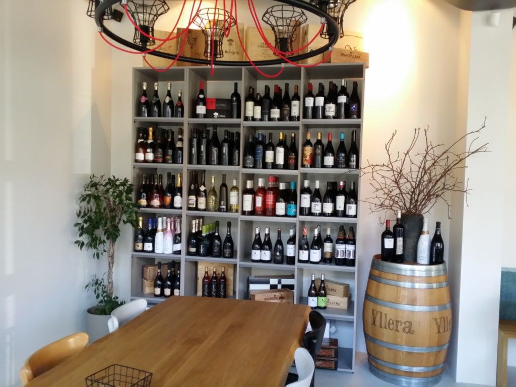 Uimirea unui chelner dintr-un winebar - Imagine 6