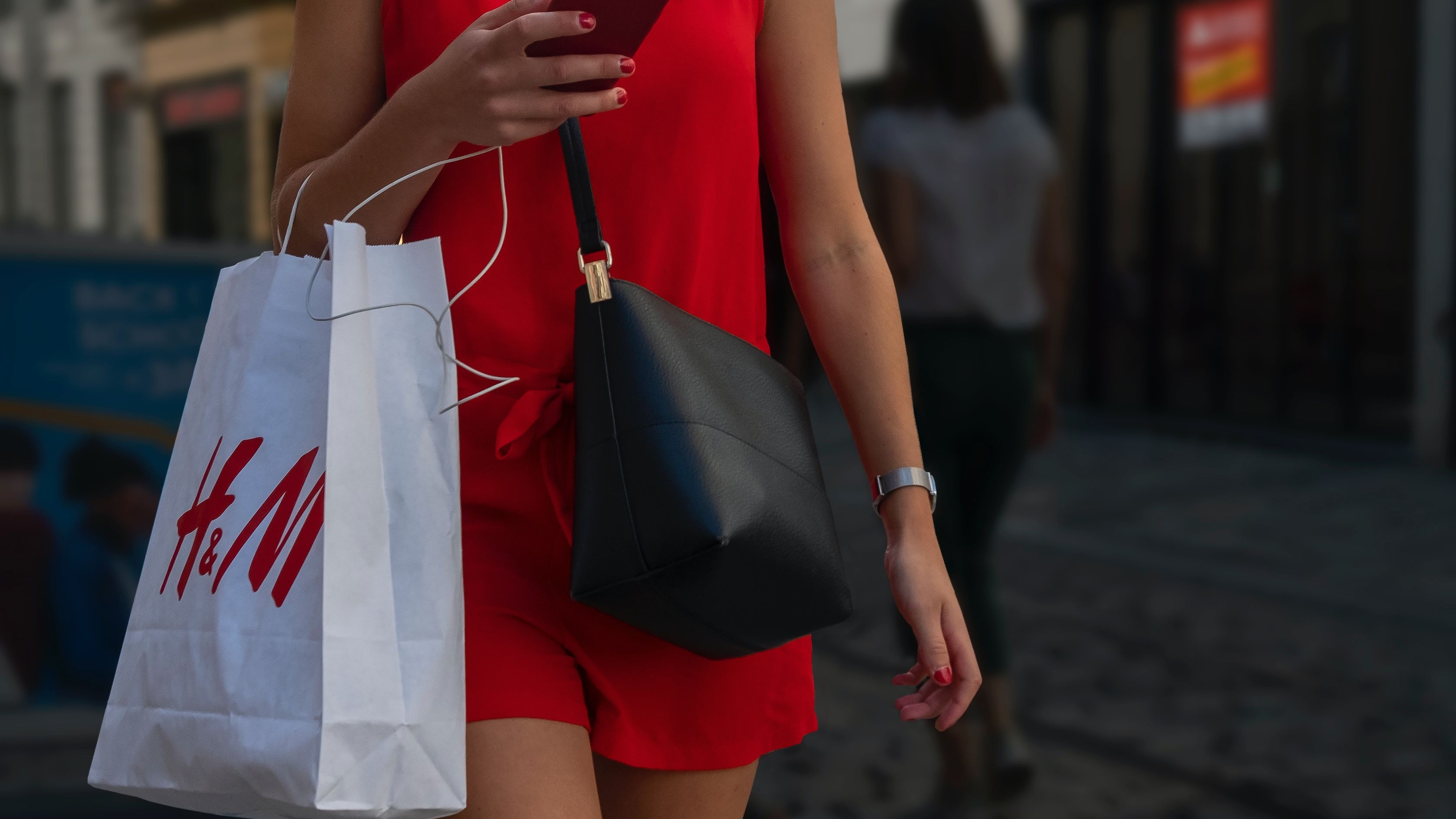 H&M va închide 170 de magazine în 2020, din cauza crizei Covid-19