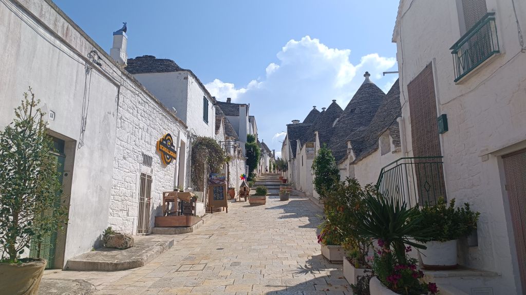 GALERIE FOTO: Alberobello, locul de unde s-au inspirat românii care au construit Castelul de Lut Va - Imagine 5