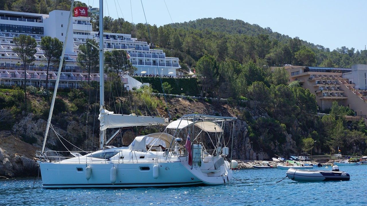 Vacanțe de lux, în Ibiza, pentru medicii din Europa