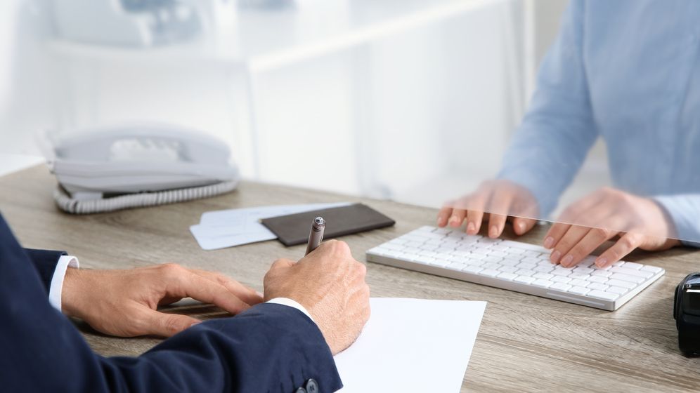O bancă introduce programul flexibil de muncă, cu opțiunea de weekend prelungit: pentru ce variante pot opta angajații