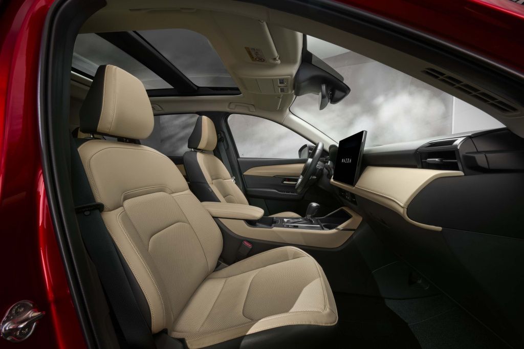 [FOTO] Noua Mazda CX-5 este mai mare, dar pierde motorizarea diesel - Imagine 4