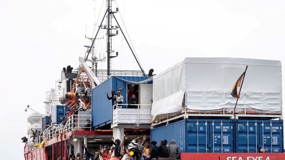 Italia a autorizat o navă umanitară cu aproximativ 800 de migranţi la bord