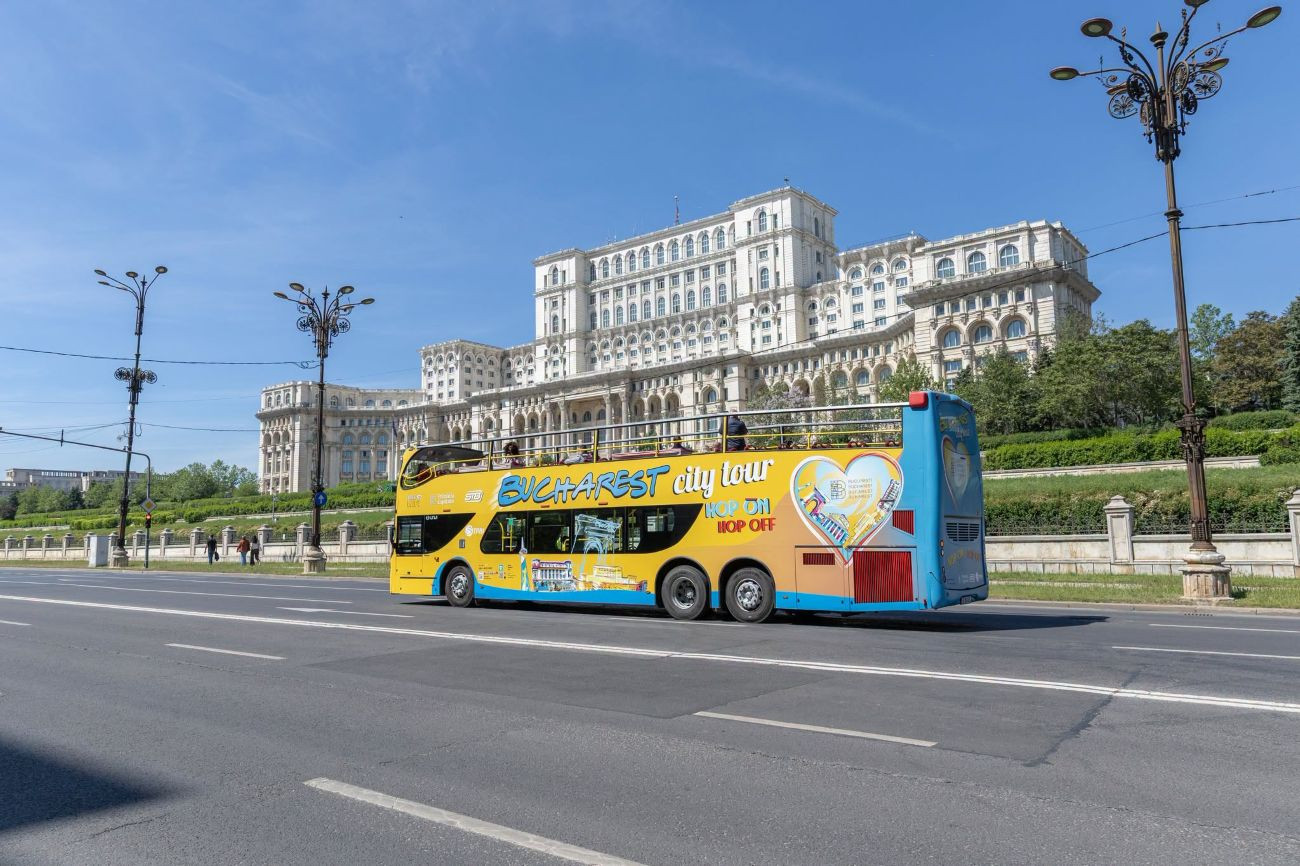 Autobuzele turistice schimbă ruta în București: două trasee și stație nouă la Catedrala Națională