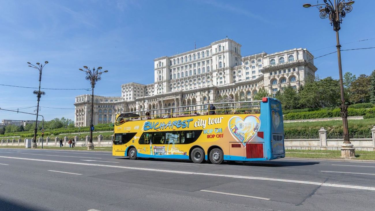 Autobuzele turistice schimbă ruta în București: două trasee și stație nouă la Catedrala Națională