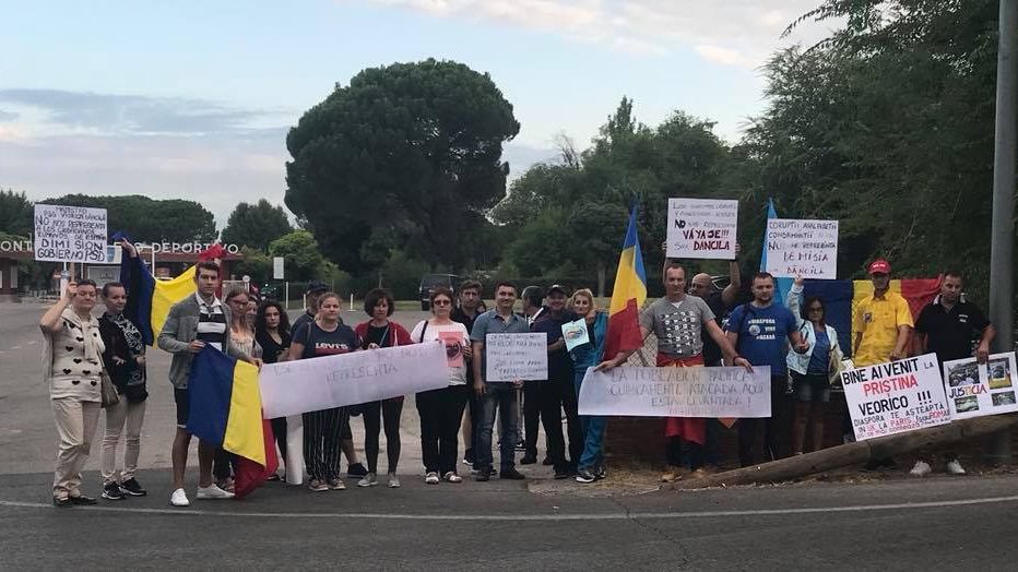 Viorica Dancila a fost intampinata de protestatari la Ambasada Spaniei din Madrid: "Bine ai venit la Pristina, Veorico!"
