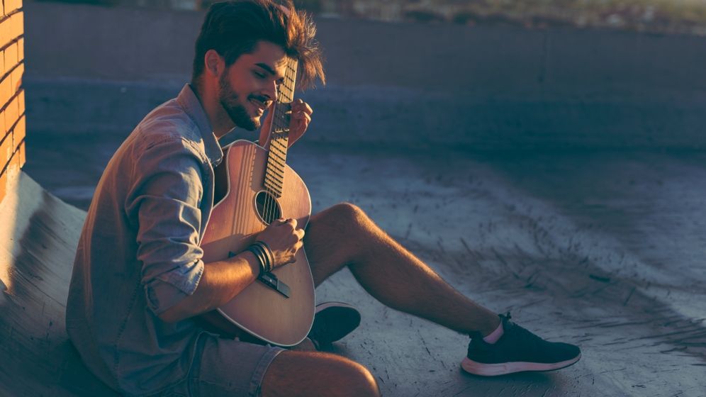 VIDEO În carantină, dar cu chef de viață: Italienii își mențin moralul ridicat și cântă de la balcoane