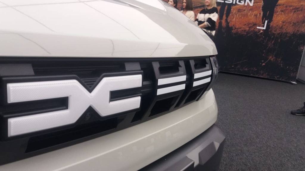 Noua siglă Dacia se îmbină cu semnătura luminoasă din partea frontală.