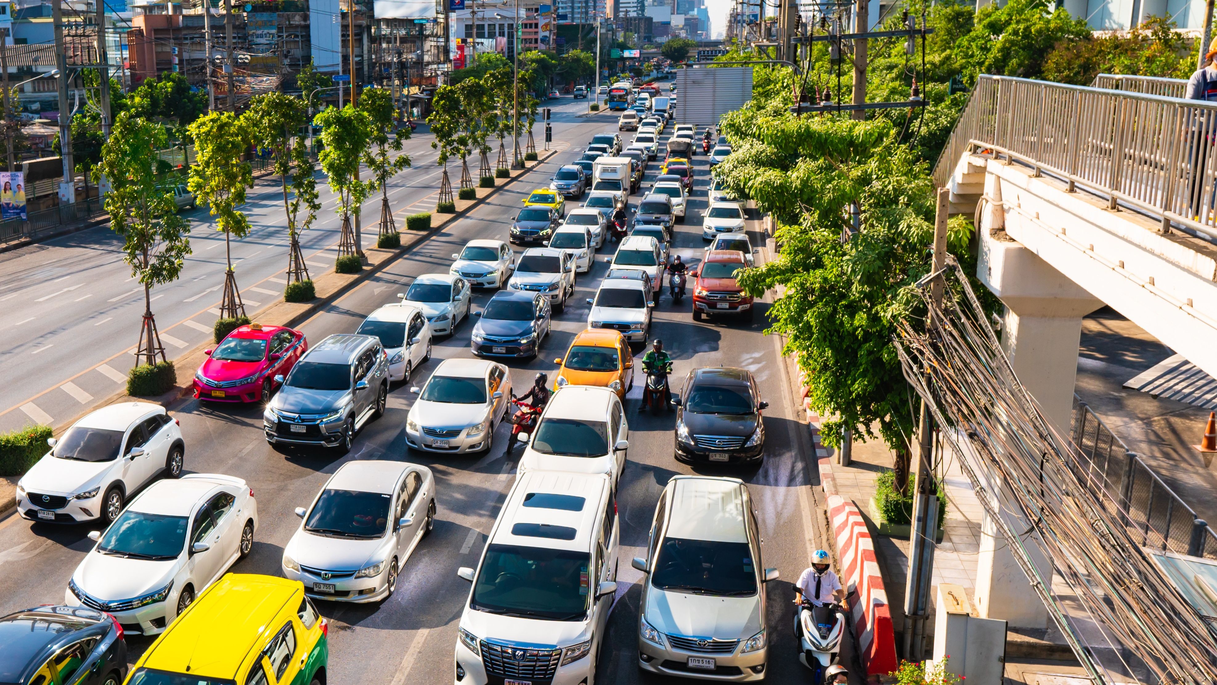 Bucurestiul sufocat de caniculă și poluare: traficul produce 60% din poluarea totală din oraș. Capitala a pierdut peste 500 de hectare de spații verzi