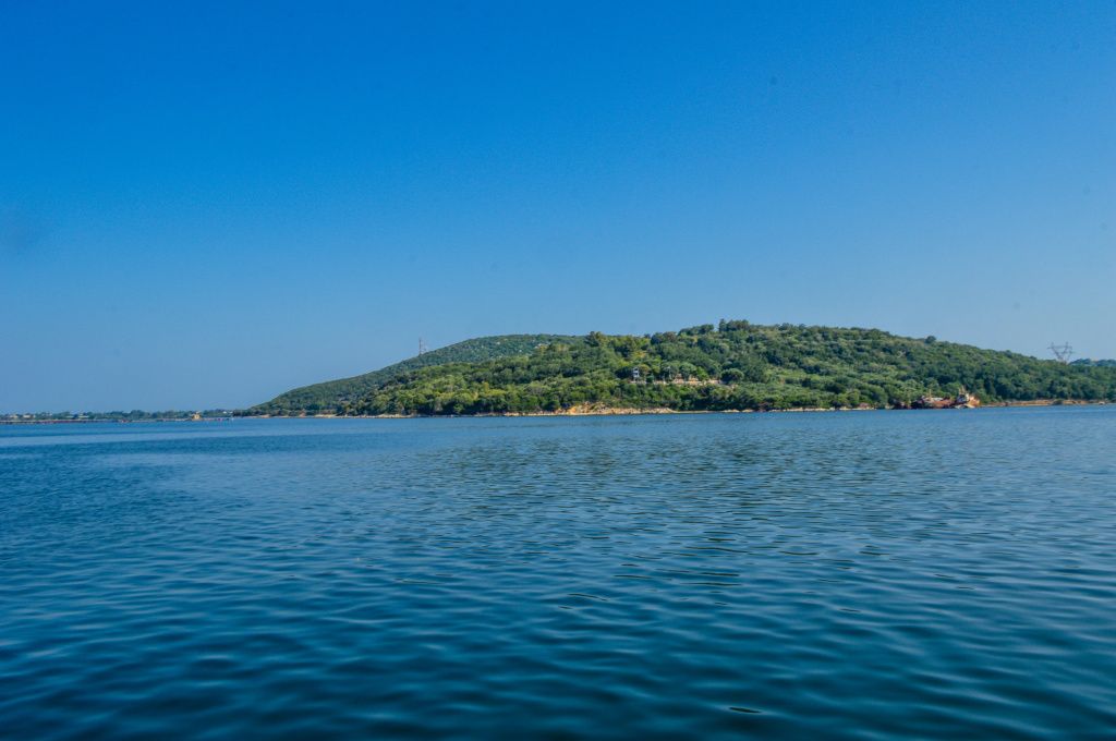 Croazierele în care turiștii pot vedea delfinii sunt destul de lungi, țin cel puțin 5 ore, iar turiștii cer mai mult.