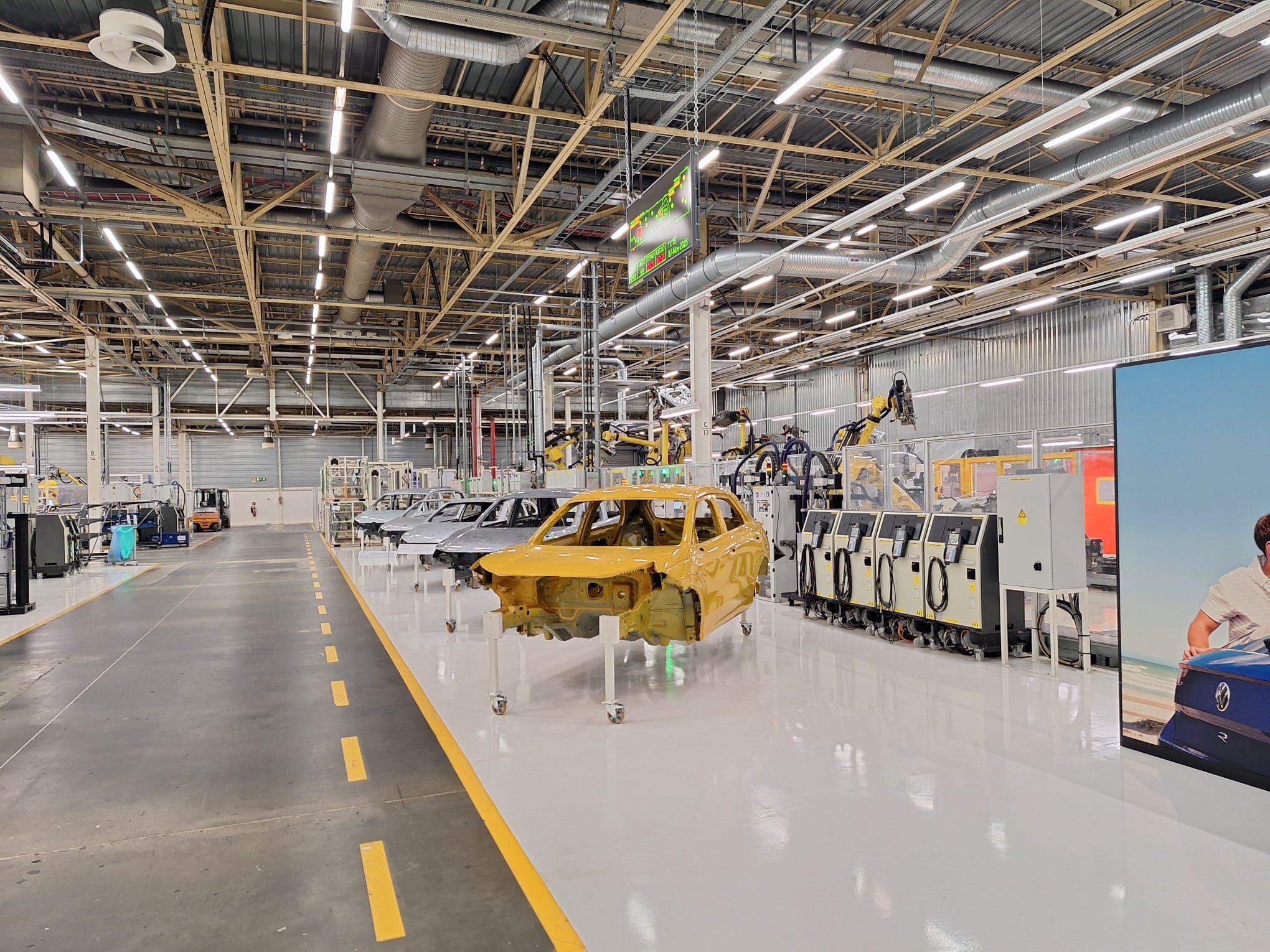 FOTO | Cum arată uzina Volkswagen Autoeuropa din Portugalia, locul unde se produce SUV-ul T-Roc - Poza 16