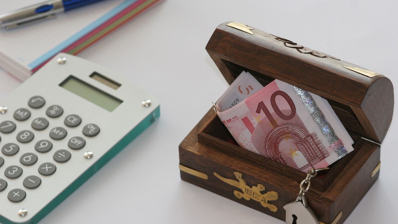 Invata sa economisesti pe Scoala de Bani! Care sunt diferentele dintre produsele bancare de economisire