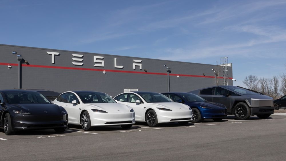 Studiu: Tesla a vândut cu 1 milion mai puține mașini din cauza lui Elon Musk, care ar putea părăsi compania