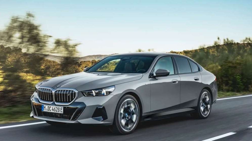 BMW își depășește rivalii tradiționali Mercedes-Benz și Porsche pe fondul vânzărilor solide de modele electrice