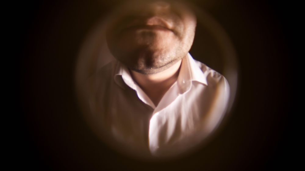Un nou tip de fraudă în România: Angajați falși de la BNR, care se dau drept curieri, înșală bucureștenii
