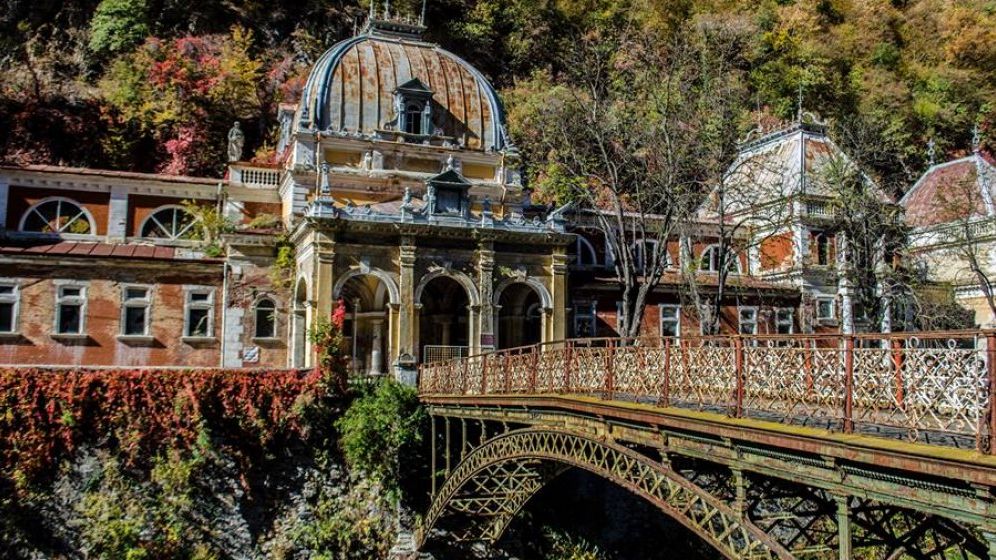 Cladirea Bailor Neptun este in pericol dupa ce Asociatia Locus si Primaria Baile Herculane nu au ajuns la un acord